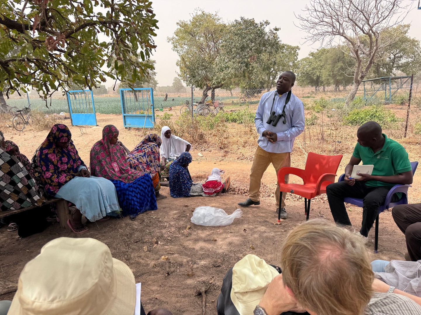 Sharing knowledge with local communities © Alain Jacot
